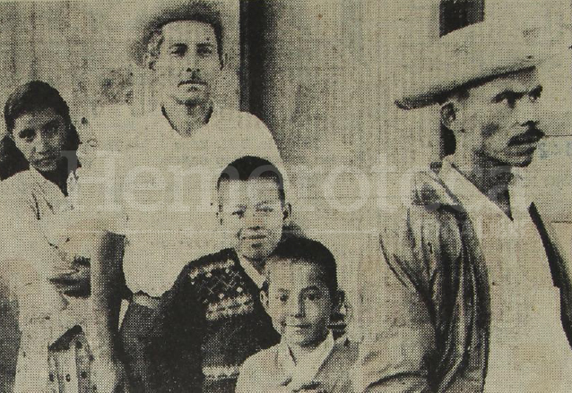 Antonio Orellana y Orellana acompañado de su familia espera subir al tren para ser trasladado a Petén donde iniciaría una nueva vida. (Foto: Hemeroteca PL)