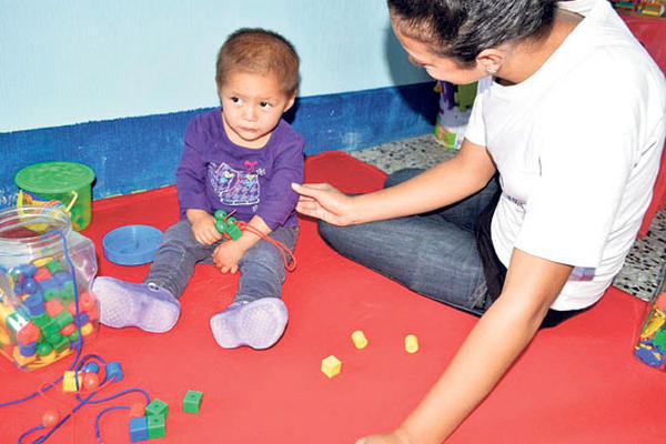 Ludvin, el mayor de los hermanitos rescatados, es ejercitado por personal del Centro de Recuperación.