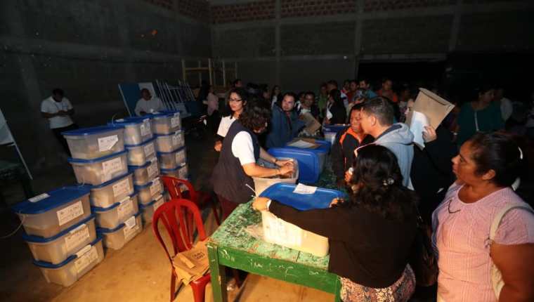 En menos de una hora las cajas electorales con el conteo de votos estaba listo en Petén. (Foto Prensa Libre: Érick Ávila)