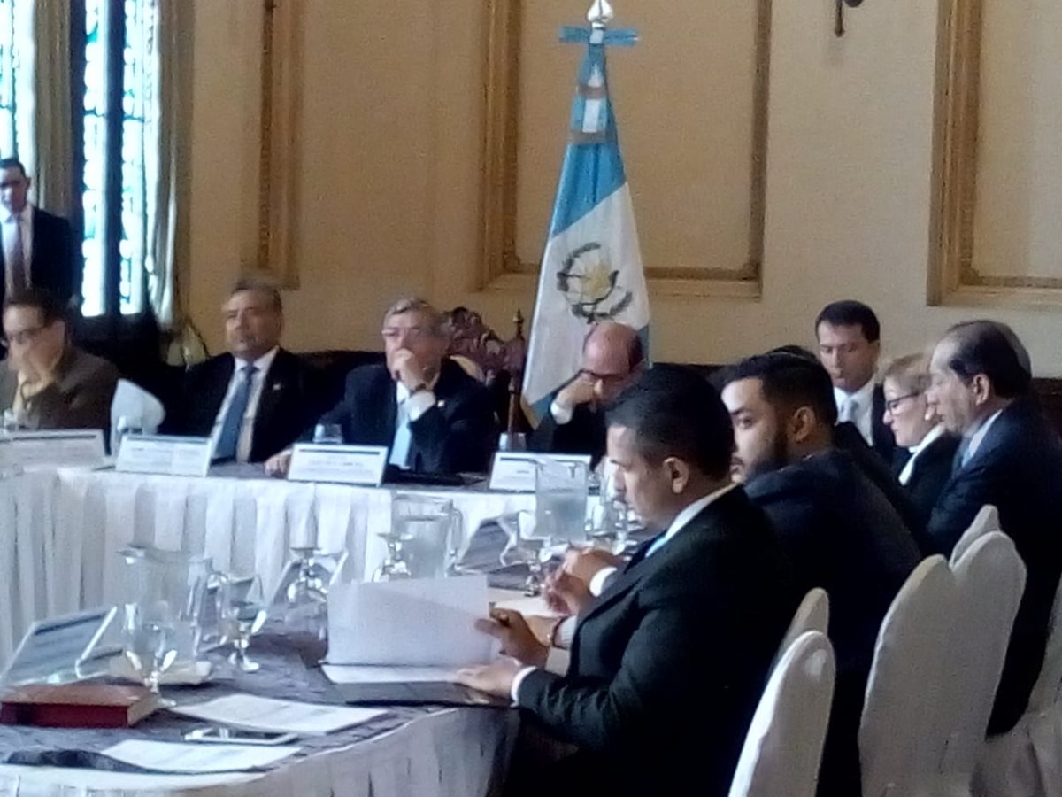 El vicepresidente Jafeth Cabrera presidió este jueves la reunión de la Comisión Presidencial contra el Lavado de Dinero u Otros Activos. (Foto Prensa Libre: Óscar Rivas)