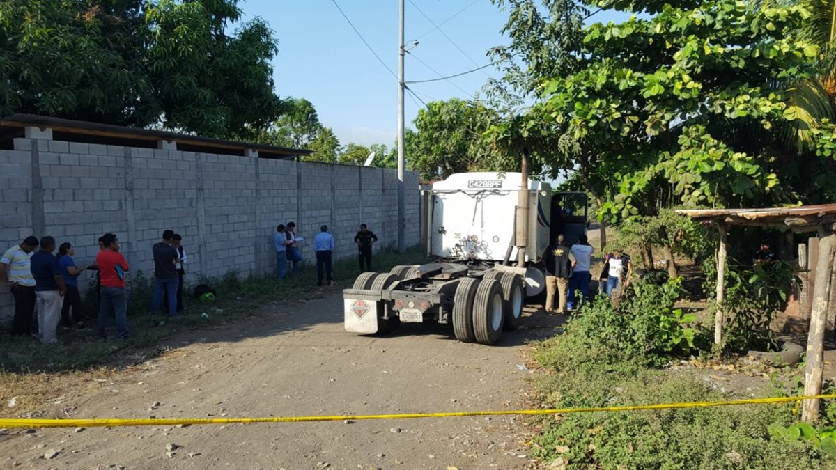 El ataque armado se registró en el kilómetro 114 de la ruta que conduce a Iztapa, Escuintla. (Foto Prensa Libre: Carlos Paredes)