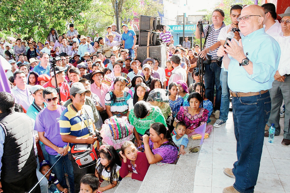 El candidato a la Presidencia por el partido Todos, Lizardo Sosa, habla a simpatizantes contregados alrededor de la concha acústica del parque La Unión, en Santa Cruz del Quiché. (Foto Prensa Libre: Óscar Figueroa)