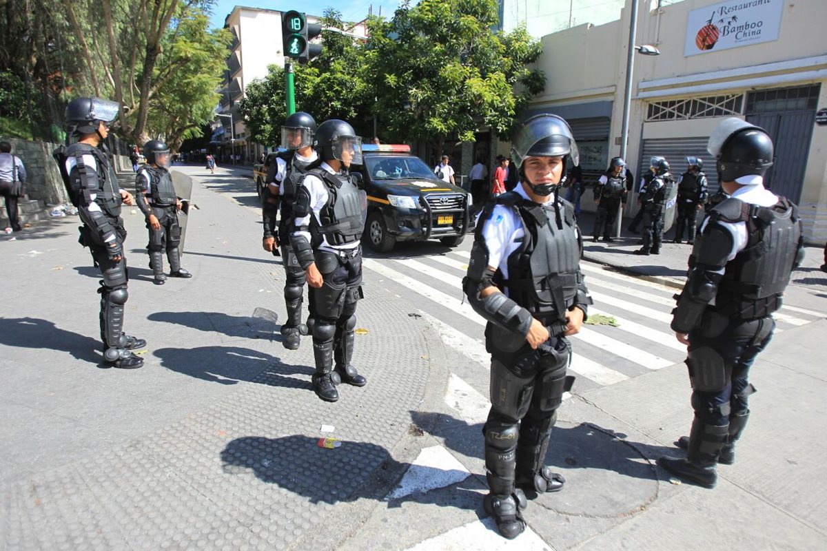 Contingente antidisturbios de la municipalidad, con apoyo de la PNC, vigila el Paseo de La Sexta. (Foto Prensa Libre: Esbin García)