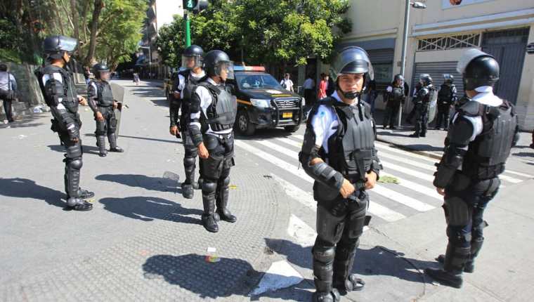 Contingente antidisturbios de la municipalidad, con apoyo de la PNC, vigila el Paseo de La Sexta. (Foto Prensa Libre: Esbin García)
