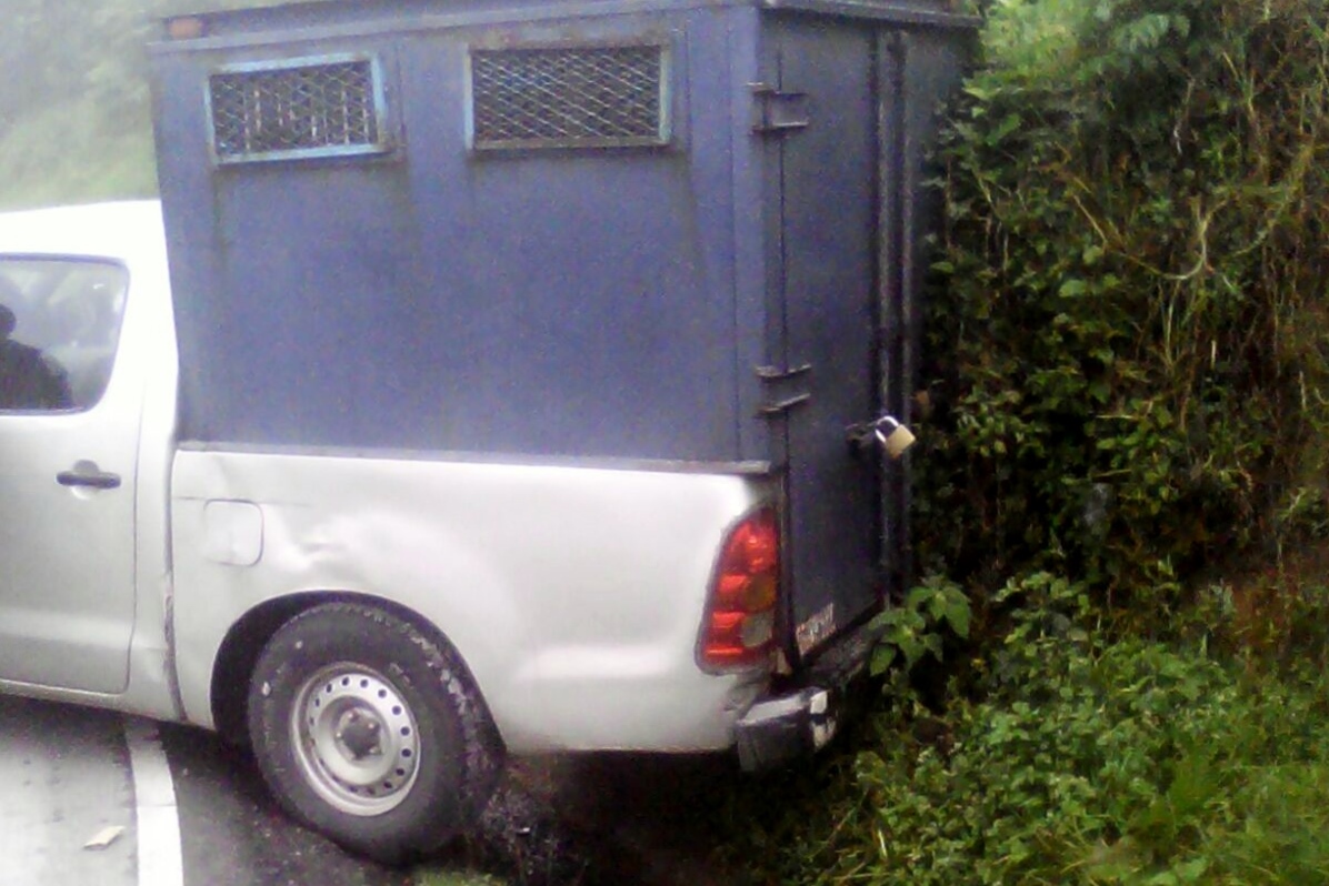 Vehículo del Sistema Penitenciario en el que viajaban dos reos en Chichicastenango, Quiché. (Foto Prensa Libre: Óscar Figueroa)
