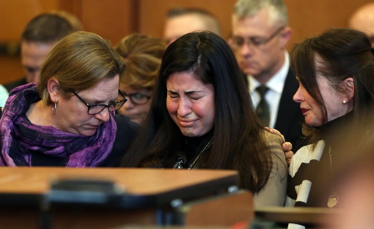 Parientes y amigos de Colleen Ritzer lloran al escuchar la sentencia condenatoria. (Foto Prensa Libre: AP).