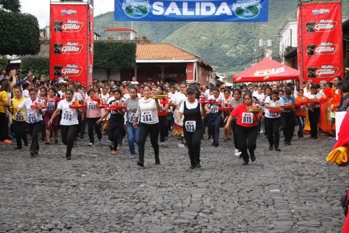 Participantes de la carrera Las Charolas, en Antigua Guatemala, Sacatepéquez, compiten por premios de dinero en efectivo. (Foto Prensa Libre: Renato Melgar)