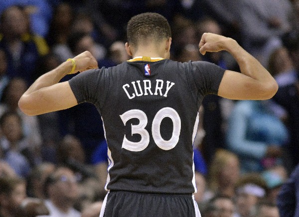 Stephen Curry está por ganar su segundo título de Jugador Más Valioso de la NBA. (Foto Prensa Libre: AP)