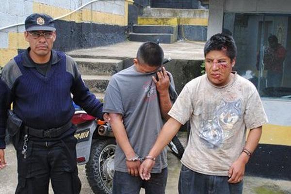 Los hermanos López son llevados a la Policía luego de ser rescatados de la turba. (Foto Prensa Libre: Édgar Domínguez)<br _mce_bogus="1"/>