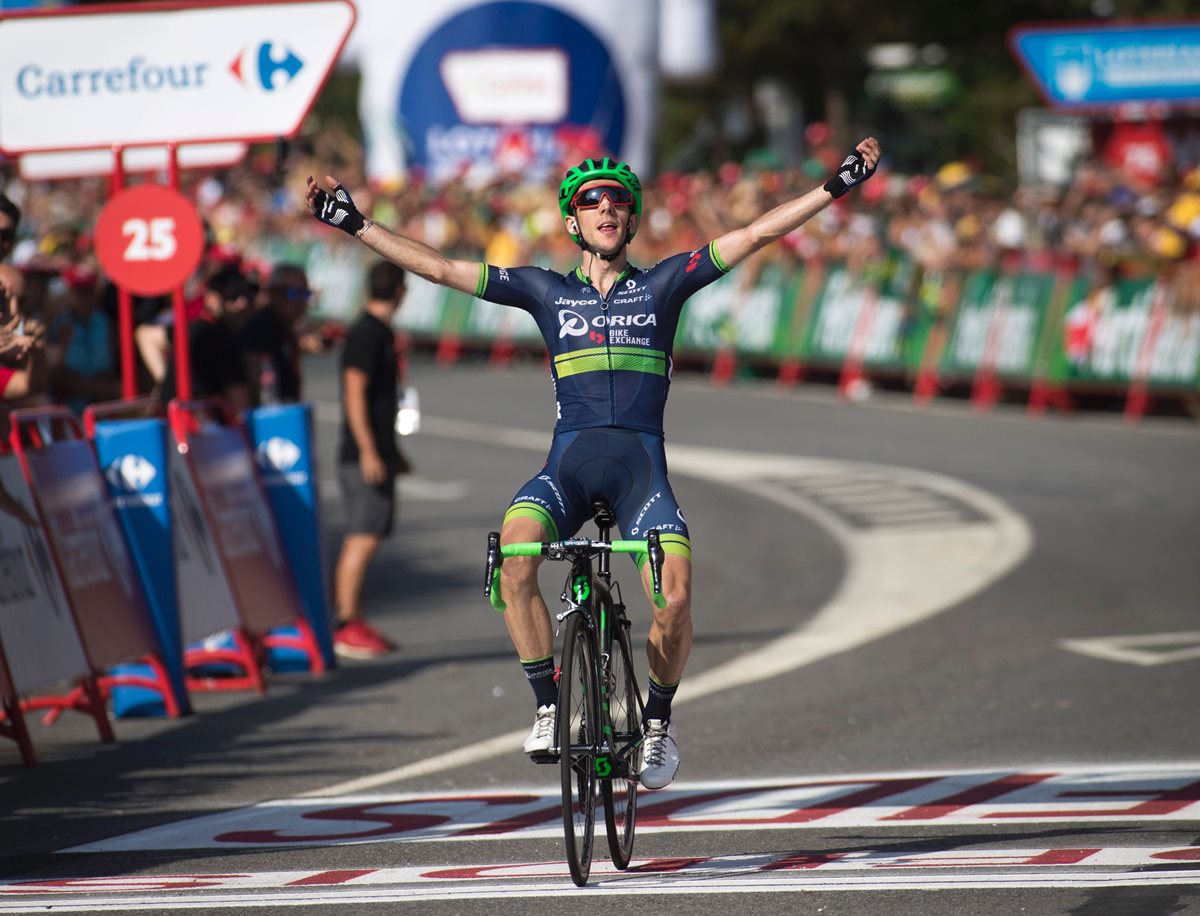 Simon Yates festeja al ingresar en solitario a la meta de la sexta etapa de la vuelta a España (Foto Prensa Libre: AFP)