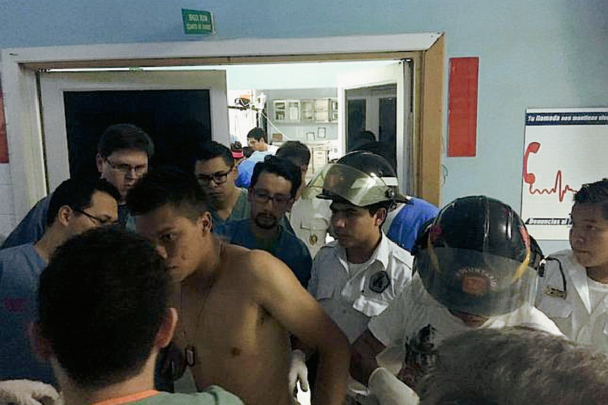 Los heridos fueron trasladados al Hospital Roosevelt. (Foto Prensa Libre: Bomberos Voluntarios).