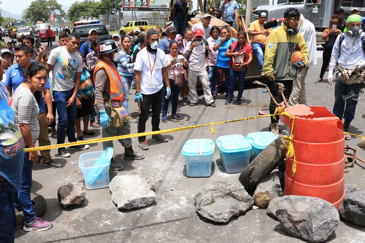 Los restos humanos encontrados fueron llevados al kilómetro 97 de la RN 14, donde damnificados manifestaron por lo que ocurre. (Foto Prensa Libre: Enrique Paredes).