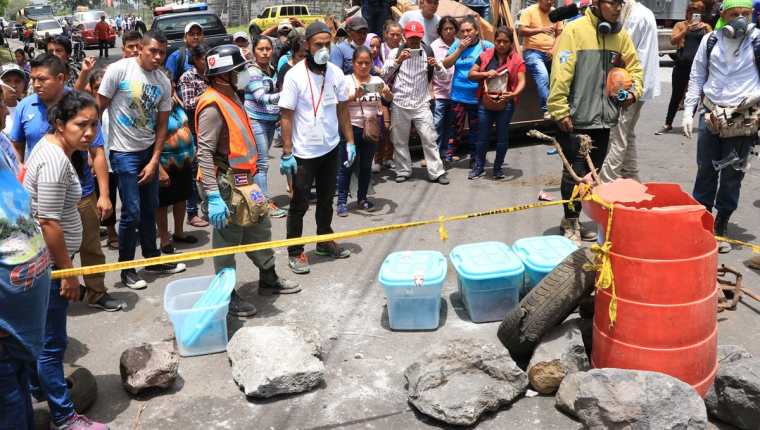 Los restos humanos encontrados fueron llevados al kilómetro 97 de la RN 14, donde damnificados manifestaron por lo que ocurre. (Foto Prensa Libre: Enrique Paredes).