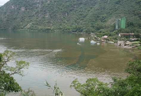 El resurgimiento de cianobacteria en el Lago de Atitlán afecta el paisaje del lugar. (Édgar R. Sáenz)