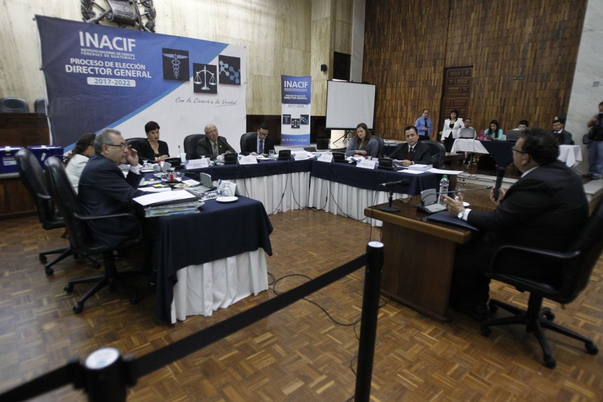 Los 24 aspirantes deben presentar sus planes de trabajo ante el Consejo. (Foto Prensa Libre: Paulo Raquec)