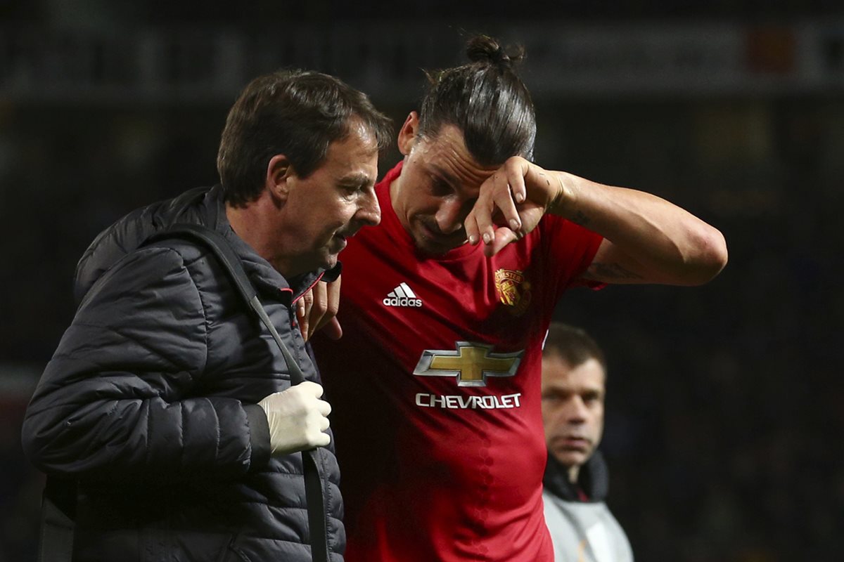 La seria lesión de Ibrahimovic dio la vuelta al mundo. (Foto Prensa Libre: AP)