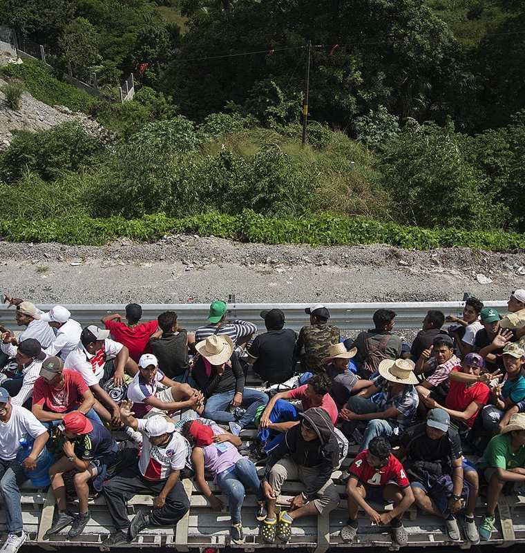 Un grupo de migrantes avanza por una carretera de Juchitan, en el estado de Oaxaca (México). (Foto Prensa Libre: EFE)