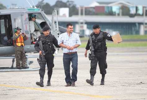 walter Montejo Mérida es trasladado de la Fuerza Aérea Guatemalteca a un juzgado de turno.