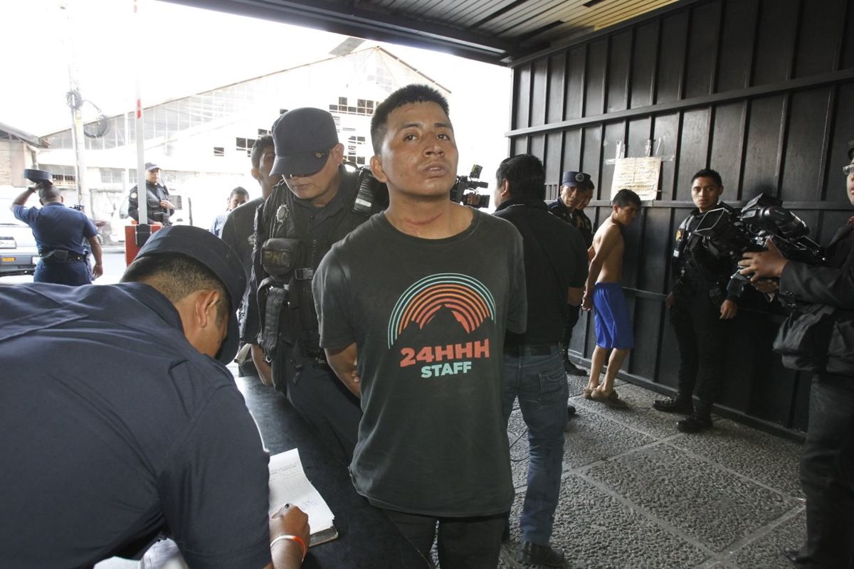 Momento en que ingresa a Tribunales el pandillero que confesó haber recibido Q200 para participar en el ataque armado en el Hospital Roosevelt. (Foto Prensa Libre: Paulo Raquec).