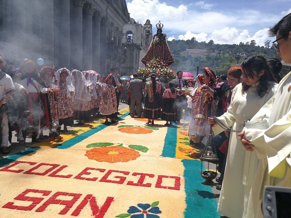 Devoción e incienso resaltan en recorrido de procesión en Xela. (Foto Prensa Libre: Fred Rivera).