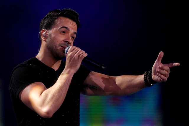 Luis Fonsi se presentó durante la segunda jornada de la 59 edición del Festival de Viña del Mar y lo hizo por quinta vez sobre el escenario de la Quinta Vergara. (Foto Prensa Libre: AFP)