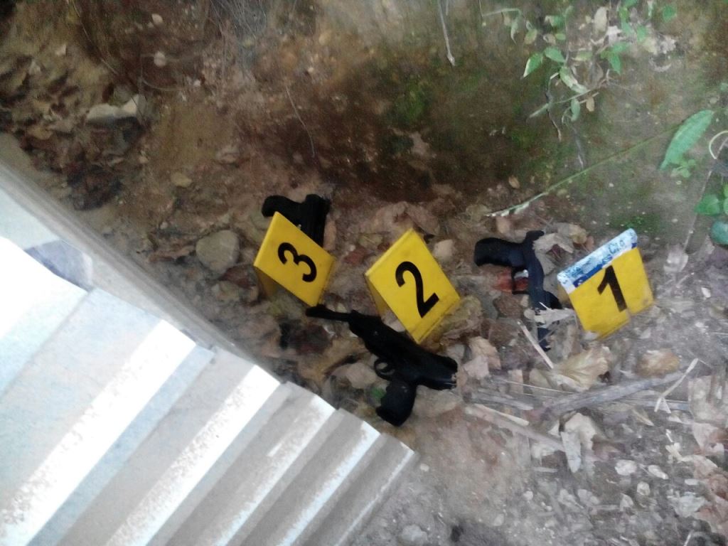 Armas localizadas en allanamiento en Santo Domingo Xenacoj, Sacatepéquez. (Foto Prensa Libre).