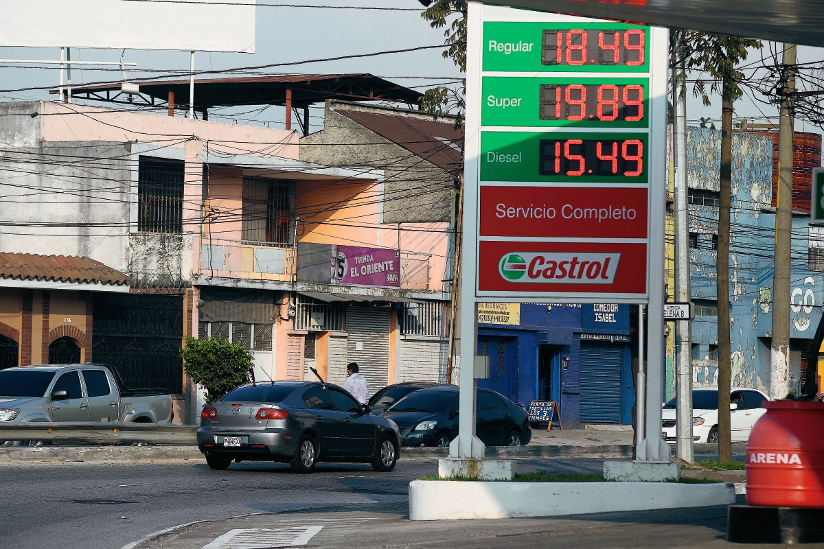 Precios de combustibles han variado durante todo el año 2015. (Foto Prensa Libre: Álvaro Interiano).