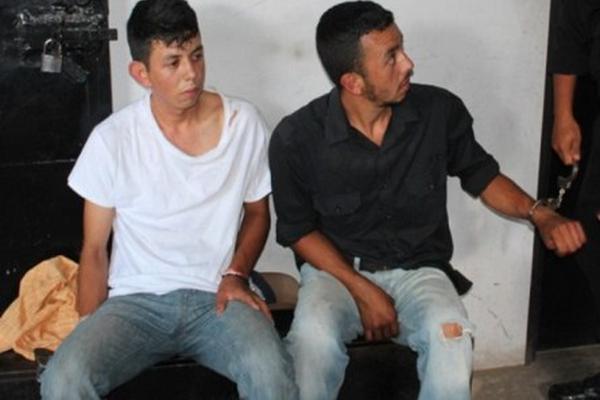 Los dos detenidos fueron consignados a tribunales de justicia. (Foto Prensa Libre: PNC)<br _mce_bogus="1"/>