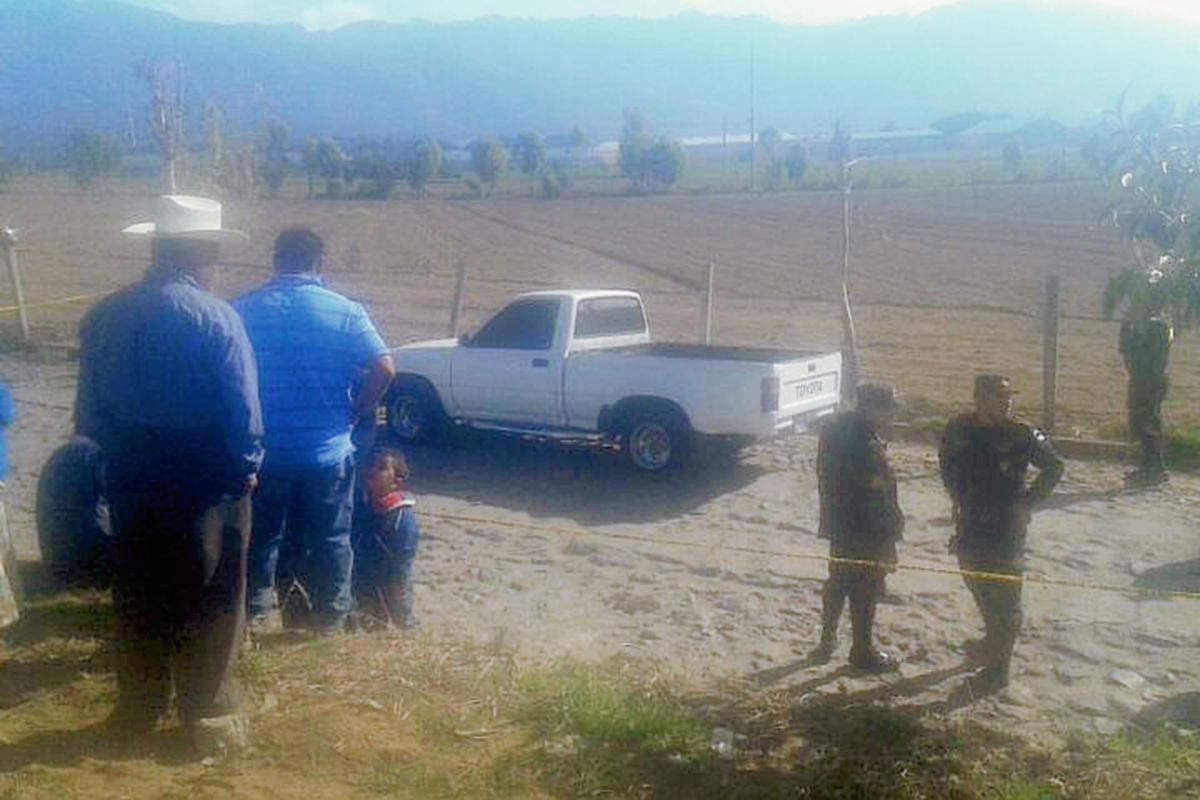 Policías y curiosos en el lugar del hallazgo, en la aldea Justo Rufino Barrios, Olintepeque, Quetzaltenango. (Foto Prensa Libre: Carlos Ventura)