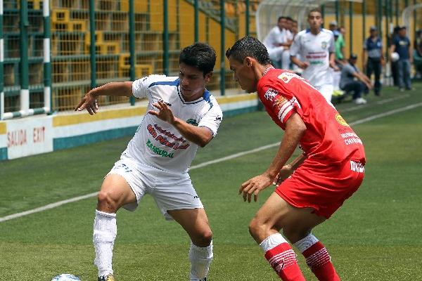 Ángel Méndez, del Deportivo Mixco, tuvo un duelo particular con el lateral izquierdo chiquimulteco, Carlos Marroquín. (Foto Prensa Libre: Edwin Fajardo)