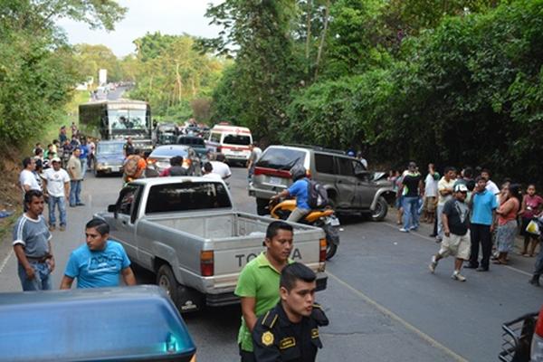 Grandes colas se formaron en el kilómetro 191 en el Asintal, Retalhuleu, debido a la colisión de un picop y un bus urbano. (Foto Prensa Libre: Jorge Tizol)<br _mce_bogus="1"/>