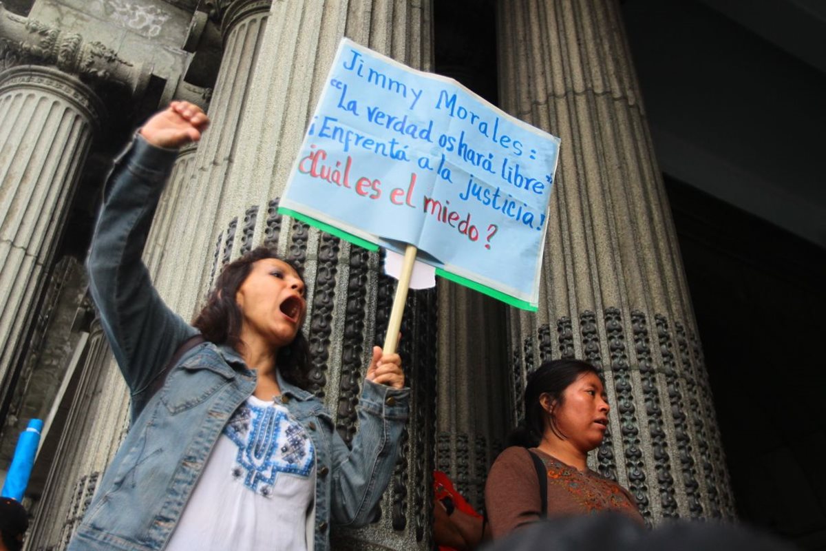 Colectivos y organizaciones de jóvenes participaron en las protestas de este sábado y solicitan renuncia de Jimmy Morales y que enfrente la justicia. (Foto Prensa Libre: Álvaro Interiano)