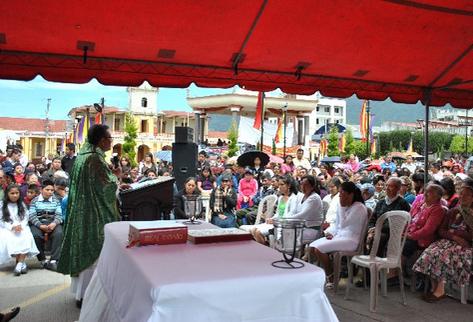 el Párroco Gabriel Perdomo celebra la misa dominical, a un costado de la iglesia de San Pedro Sacatepéquez, San Marcos, dañada por el terremoto.