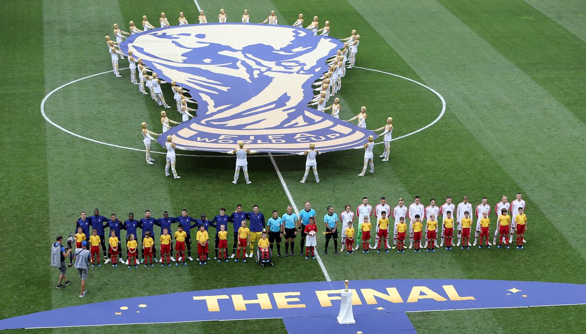Los equipos posan durante la entonación del himno nacional de Francia y Croacia.