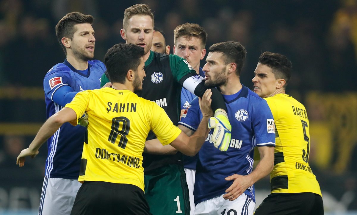 Los jugadores del Dortmund no dan crédito a lo sucedido al recibir cuatro dolorosos goles. (Foto Prensa Libre: EFE)