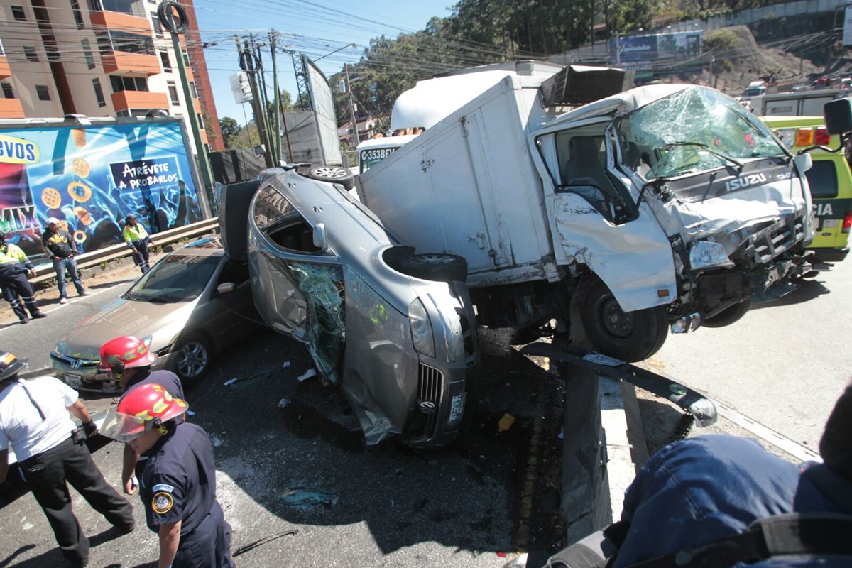 Un tráiler habría provocado un accidente múltiple en el trébol de Vista Hermosa, zona 15, hay dos heridos.(Foto Prensa Libre: Érick Ávila)