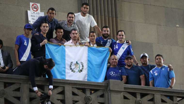 Futbolistas nacionales que se manifestaron en el Congreso, lucen la bandera de Guatemala. (Foto Prensa Libre: Esbin García)