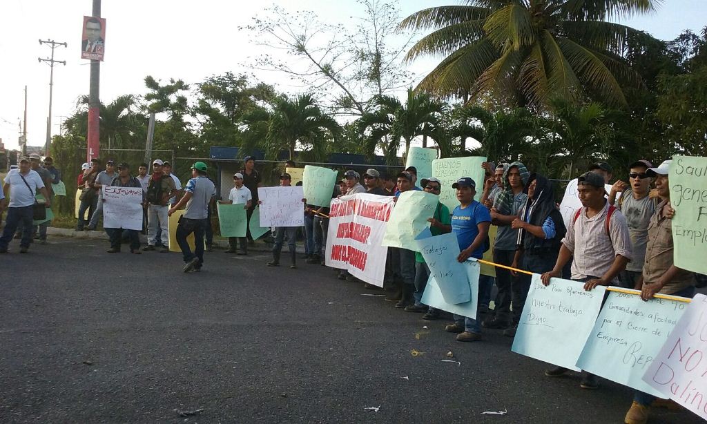 Trabajadores de Repsa se manifiestan en el ingreso al aeropuerto Mundo Maya, en Santa Elena, Flores. (Foto Prensa Libre: Rigoberto Escobar)