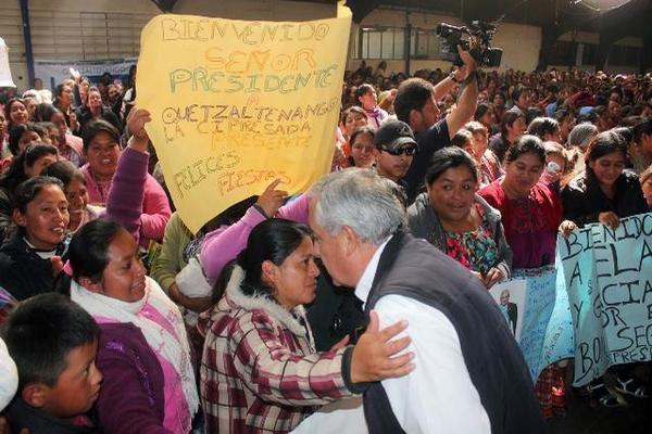 El presidente visitó este día Quetzaltenango donde entregó el Bono Seguro a las mujeres quetzaltecas. (Foto Prensa Libre: Carlos Ventura)<br _mce_bogus="1"/>