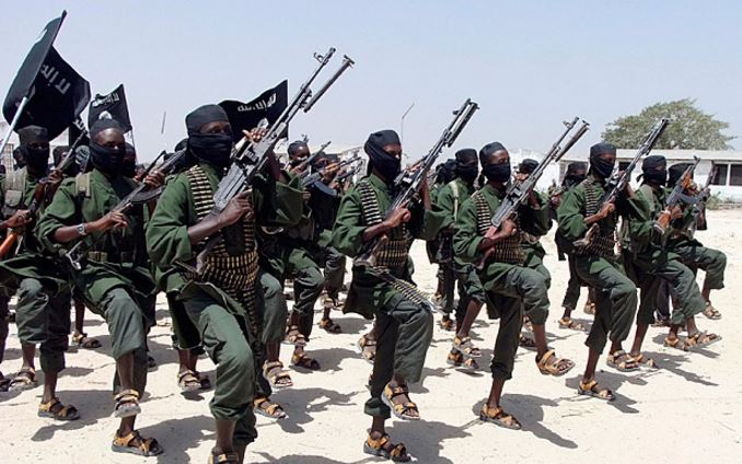 Milicianos de Al Shabab, organización terrorista que controla algunas áreas de Somalia. (Foto Prensa Libre: AP)