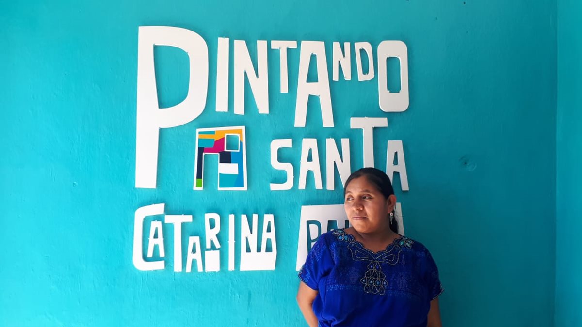 El proyecto Pintando Santa Catarina Palopó despierta el interés de los vecinos. (Foto Prensa Libre: Eslly Melgarejo)