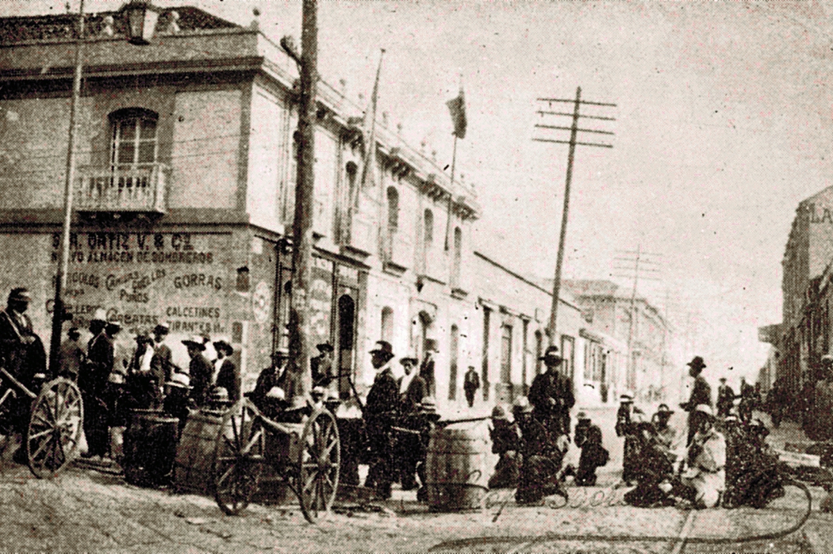 Barricada montada por los unionistas en la 6a. avenida y 11 calle zona 1, durante la semana trágica del 8 al 15 de abril de 1920. Los manifestantes exigían la renuncia de Manuel Estrada Cabrera.