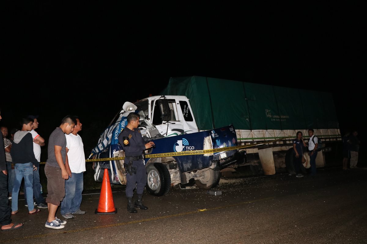 Vehículo donde viajaban los trabajadores chocó con camión en Petén. Foto Prensa Libre: Rigoberto Escobar.