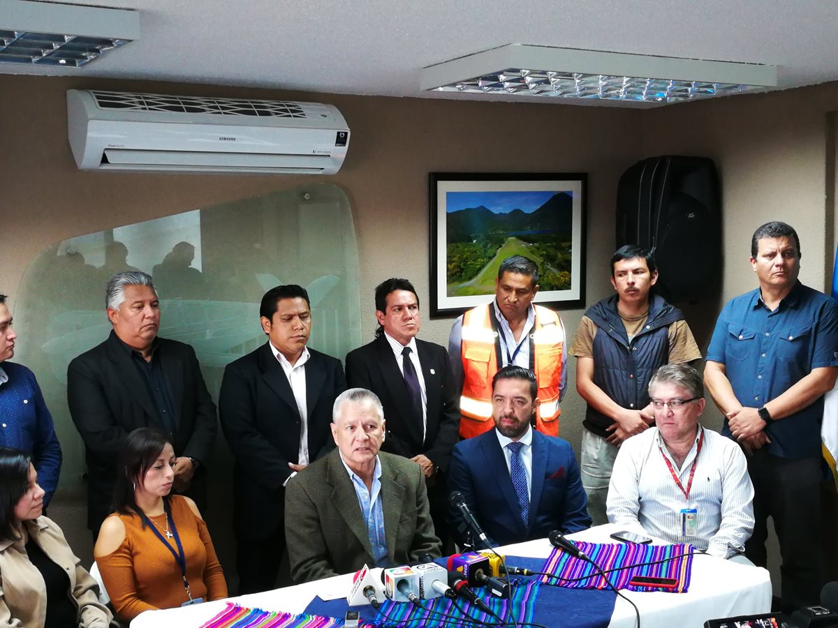 Fernando Castillo (centro) muestra apoyo al director de Aeronáutica Civil, Francis Argueta (a su izquierda), durante la conferencia de prensa. (Foto Prensa Libre: Sergio Morales)