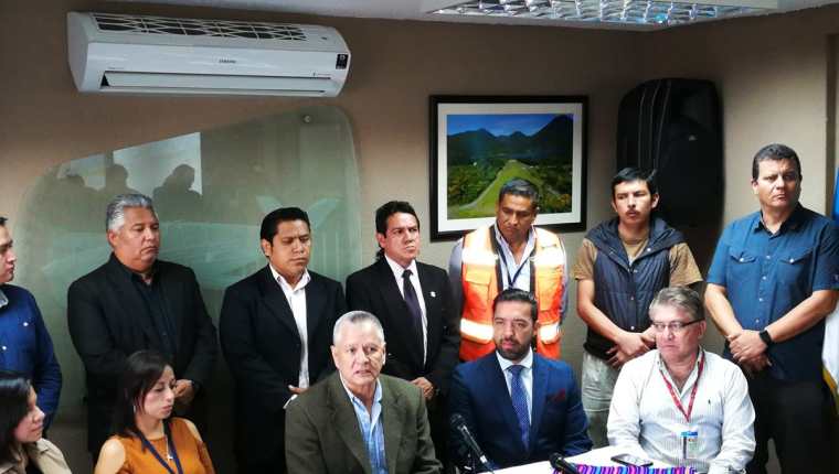 Fernando Castillo (centro) muestra apoyo al director de Aeronáutica Civil, Francis Argueta (a su izquierda), durante la conferencia de prensa. (Foto Prensa Libre: Sergio Morales)