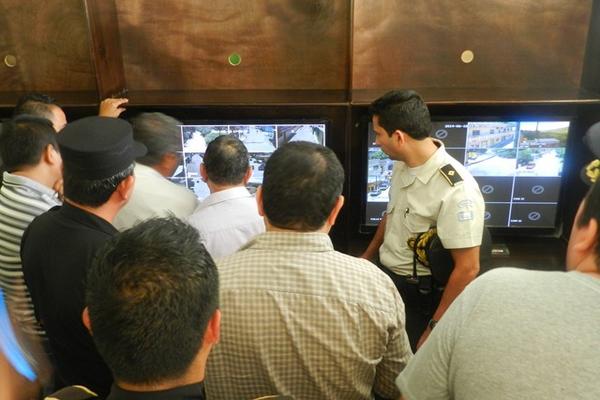 Autoridades de Guastatoya, El Progreso, revisan la sala de monitoreo de videovigilancia. (Foto Prensa Libre: Hugo Oliva)