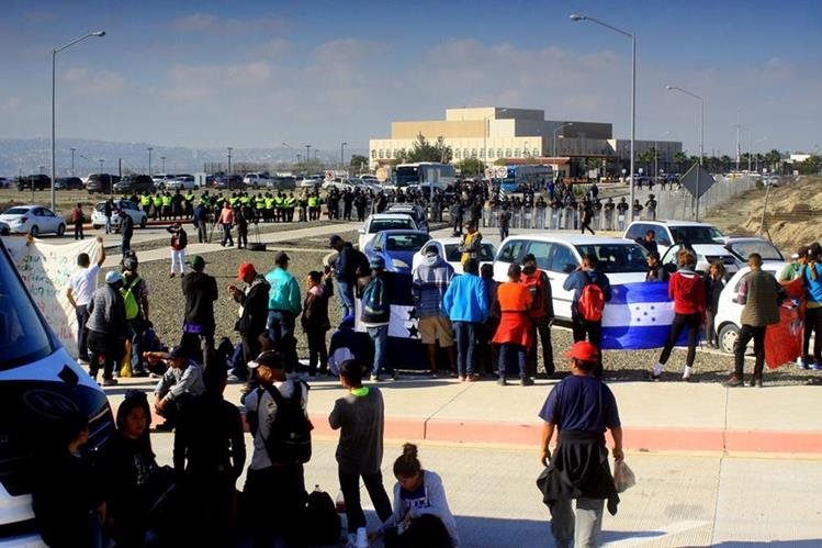 Cientos de centroamericanos permanecen en Tijuana a la espera que EE. UU. les proporcione asilo. (Foto Prensa Libre: Hemeroteca PL)