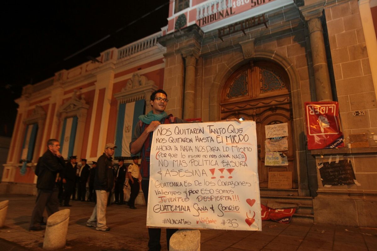 Un grupo exige ante el TSE la cancelación del partido Líder por incumplir la Ley electoral. (Foto Prensa Libre: Álvaro Interiano)