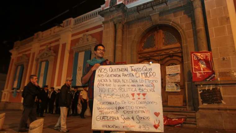 Un grupo exige ante el TSE la cancelación del partido Líder por incumplir la Ley electoral. (Foto Prensa Libre: Álvaro Interiano)