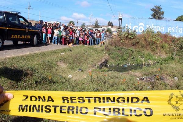 La poza de aguas residuales está en el camino hacia la aldea el Terrero. (Foto Prensa Libre: Hugo Oliva)